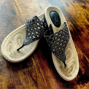 Berkeley Jensen | ladies rhinestone look flip flop sandals. Size: 8.